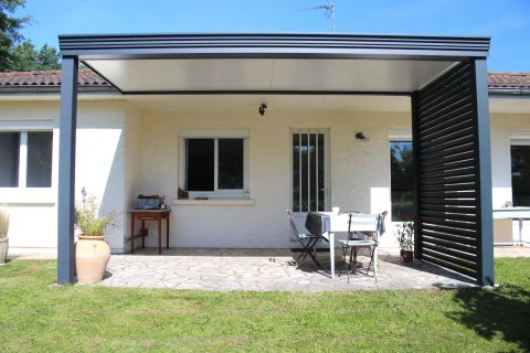 Pose d'une pergola sas d'entrée à toiture plate à VAYRES (33)