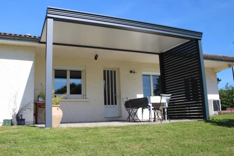 Pose d'une pergola sas d'entrée à toiture plate à VAYRES (33)