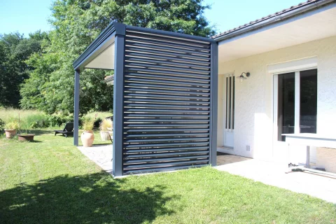 Pose d'une pergola sas d'entrée à toiture plate à VAYRES (33)