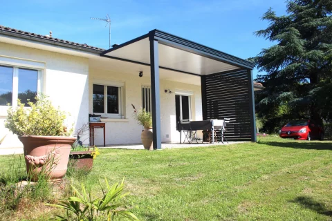 Pose d'une pergola sas d'entrée à toiture plate à VAYRES (33)