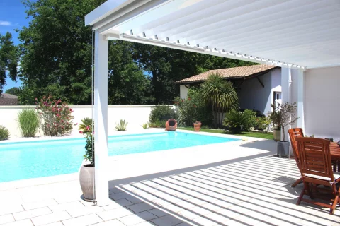 Pergola bioclimatique orientable avec leds intégrées, RAL 9016, avec store en façade