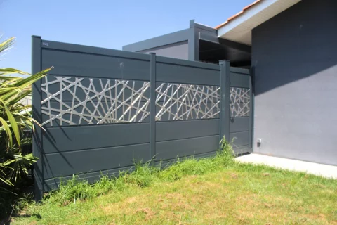 Pose d'une clôture et portillon en aluminium avec lames décoratives à SAINT CAPRAIS DE BORDEAUX (33)