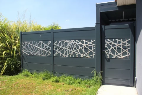 Pose d'une clôture et portillon en aluminium avec lames décoratives à SAINT CAPRAIS DE BORDEAUX (33)