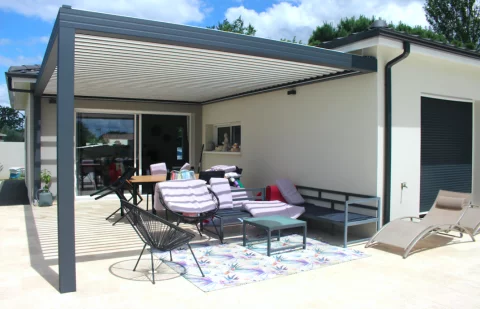 Pose d'une pergola bioclimatique orientable 100% étanche à SAINT-LOUBÈS (33)