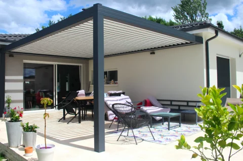 Pose d'une pergola bioclimatique orientable 100% étanche à SAINT-LOUBÈS (33)