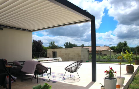 Pose d'une pergola bioclimatique orientable 100% étanche à SAINT-LOUBÈS (33)