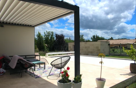 Pose d'une pergola bioclimatique orientable 100% étanche à SAINT-LOUBÈS (33)