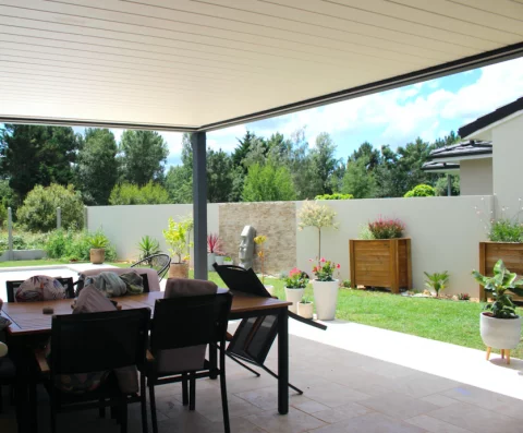 Pose d'une pergola bioclimatique orientable 100% étanche à SAINT-LOUBÈS (33)