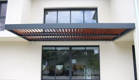 Pose d'une pergola acier type bioclimatique avec lames bois à CARIGNAN DE BORDEAUX (33)