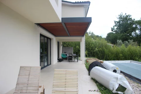 Pose d'une pergola acier type bioclimatique avec lames bois à CARIGNAN DE BORDEAUX (33)