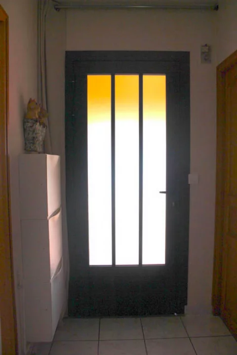 Pose d'une porte d'entrée en aluminium à SAINTE-EULALIE (33)