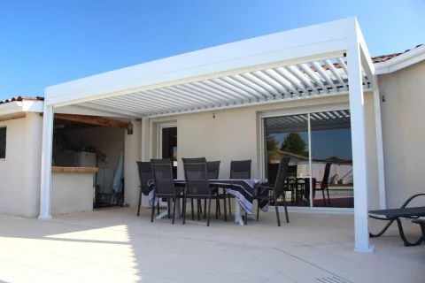 Pose d'une pergola bioclimatique adossée avec éclairage et store à SALAUNES (33)