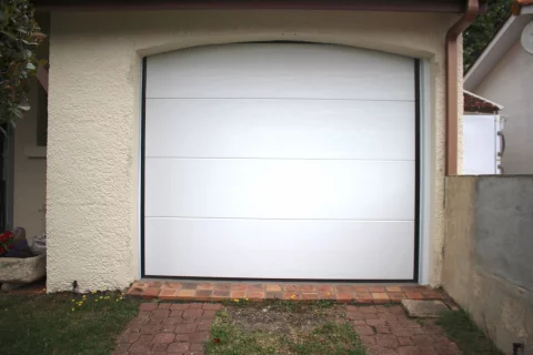Pose d'une porte de garage sectionnelle à CENON (33)