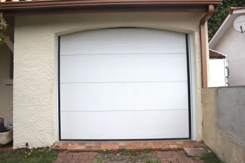 Pose d'une porte de garage sectionnelle à CENON (33)