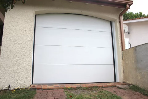 Pose d'une porte de garage sectionnelle à CENON (33)