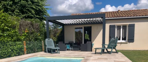 Pose d'une pergola bioclimatique avec éclairage periphérique et store à SAINT-PEY-D'ARMENS (33)