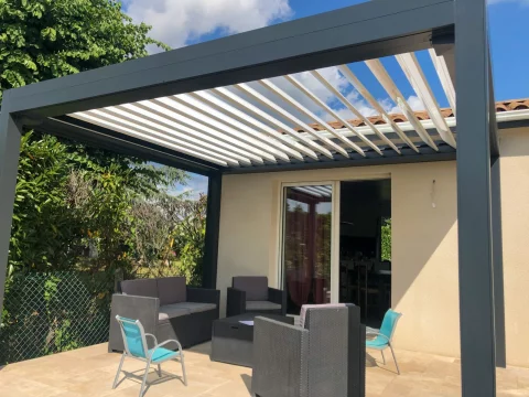 Pose d'une pergola bioclimatique avec éclairage periphérique et store à SAINT-PEY-D'ARMENS (33)