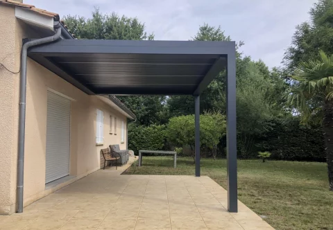 Pose d'une pergola bioclimatique adossée avec éclairage à SAINT JEAN D'ILLAC (33)