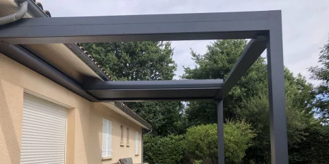 Pose d'une pergola bioclimatique adossée avec éclairage à SAINT JEAN D'ILLAC (33)