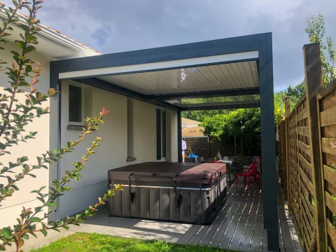 Pose d'une double pergola bioclimatique rétractable à MONTUSSAN (33) 