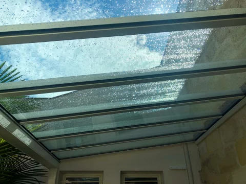 Pose d'une pergola en aluminium toit vitré à BORDEAUX (33) 