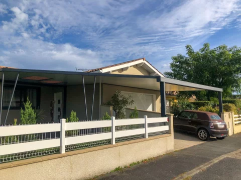 Pose d'un carport adossé en aluminium avec toiture en panneau sandwich au TAILLAN-MEDOC (33)